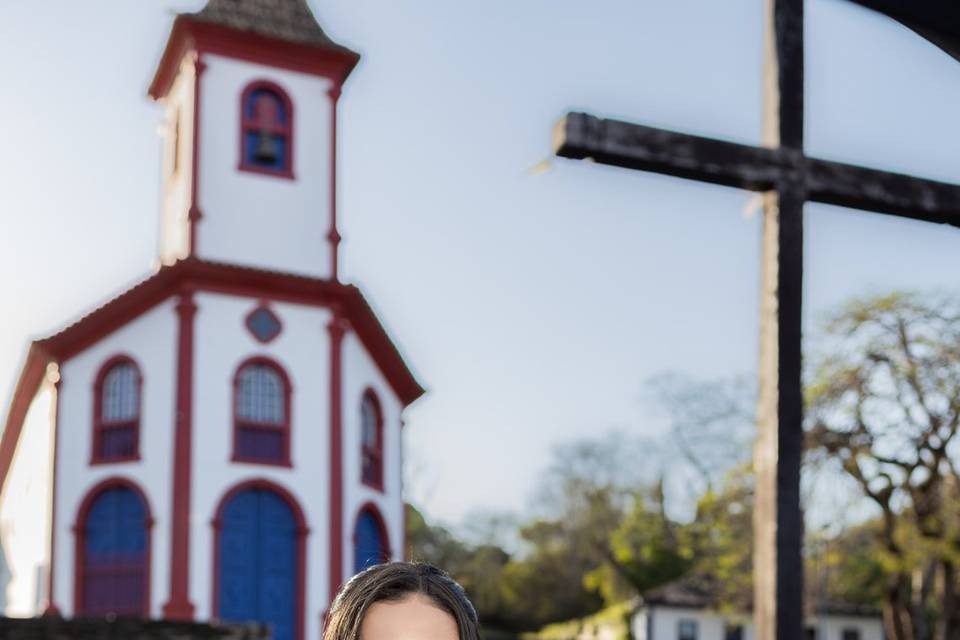 Noiva com um buquê de flores brancas
