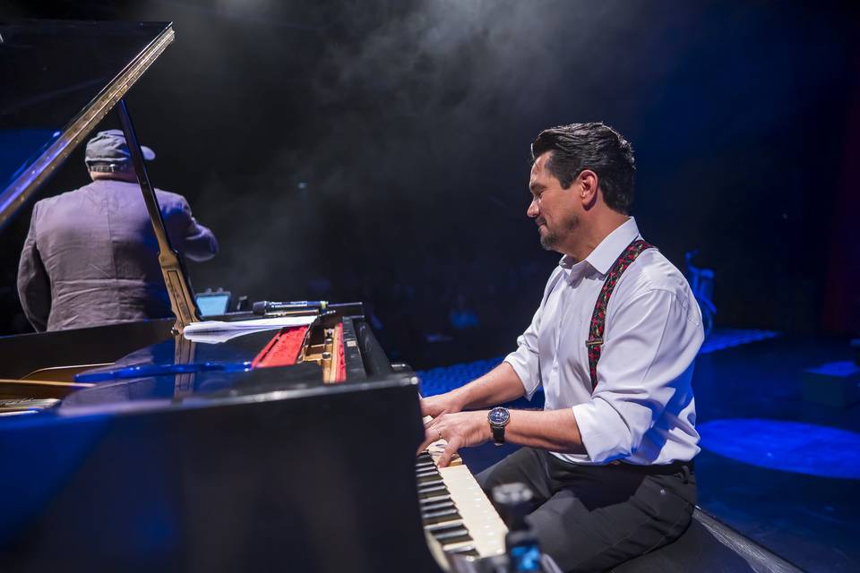 Show Um piano e muitas histori
