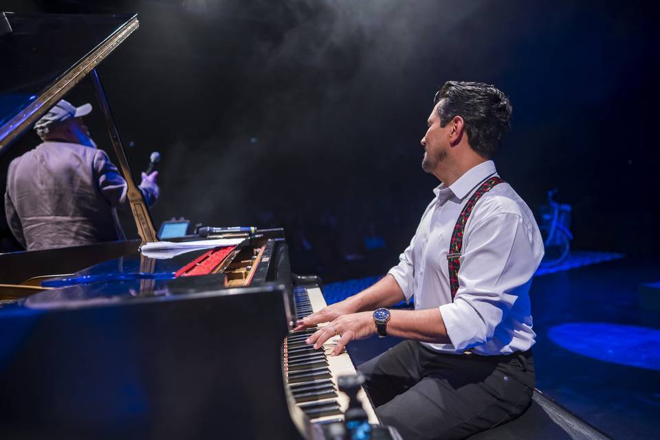 Show Um piano e muitas histori