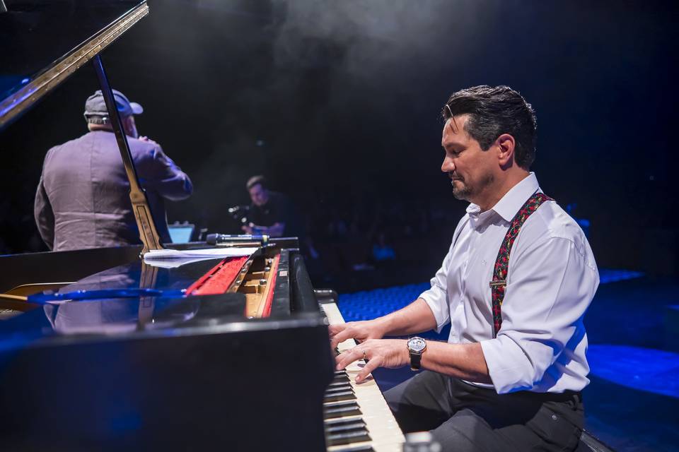 Show Um piano e muitas histori