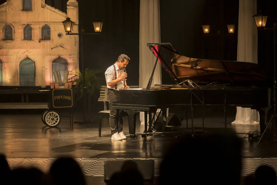 Show Um piano e muitas histori