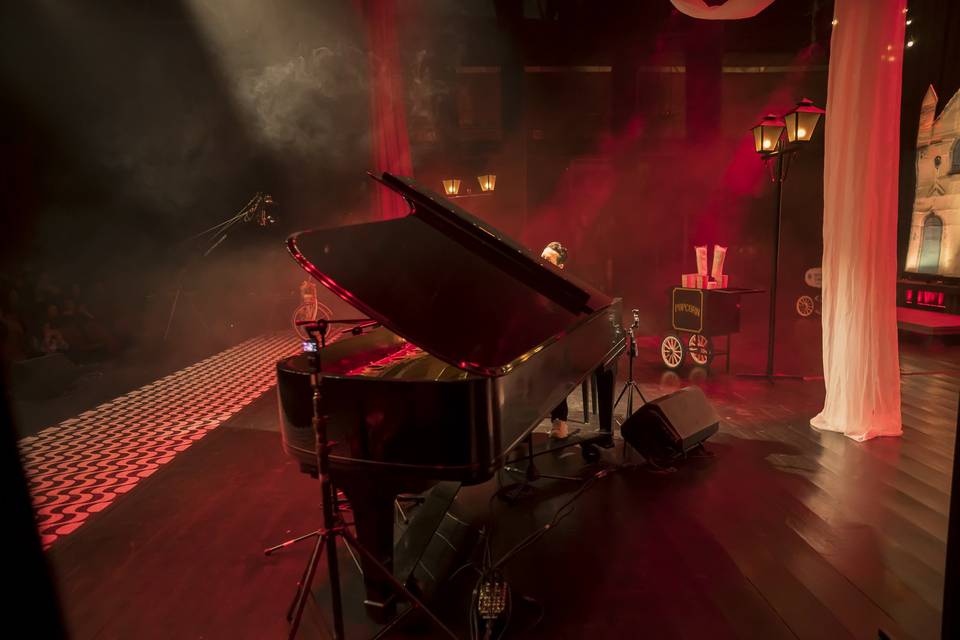 Show Um piano e muitas histori