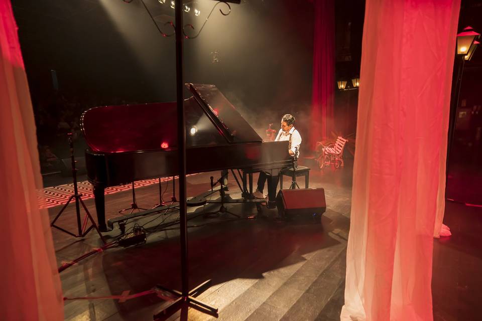 Show Um piano e muitas histori