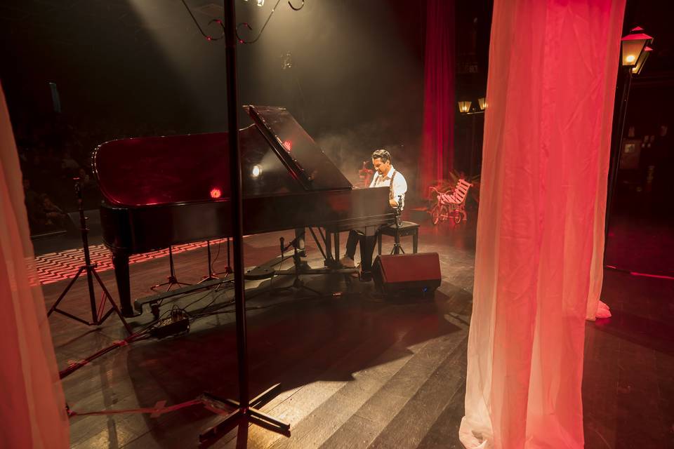 Show Um piano e muitas histori
