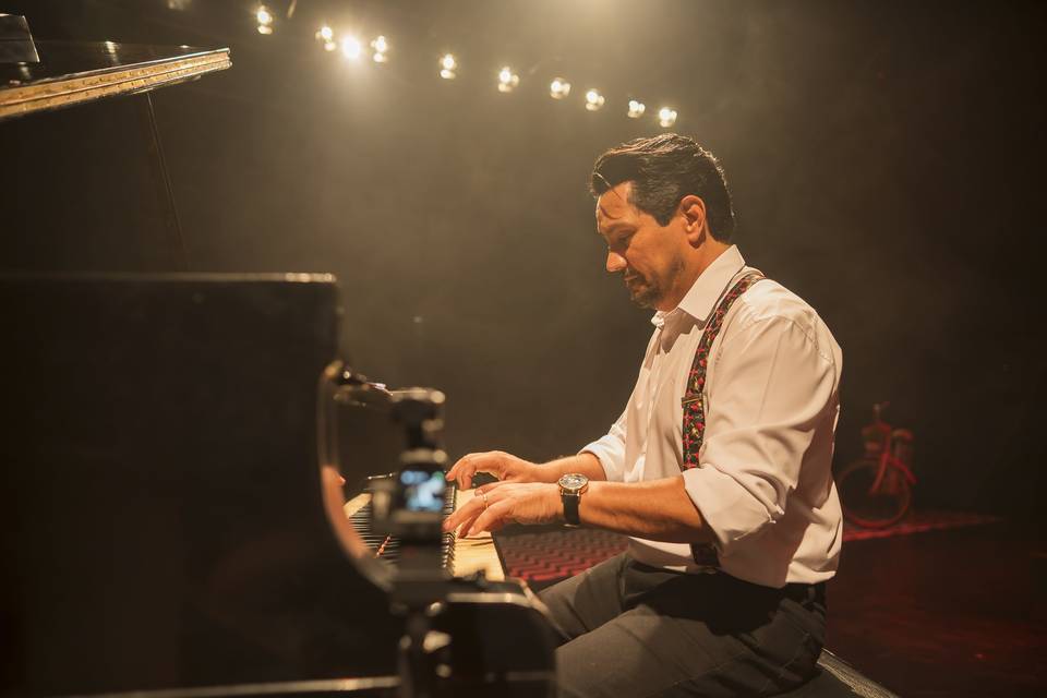 Show Um piano e muitas histori