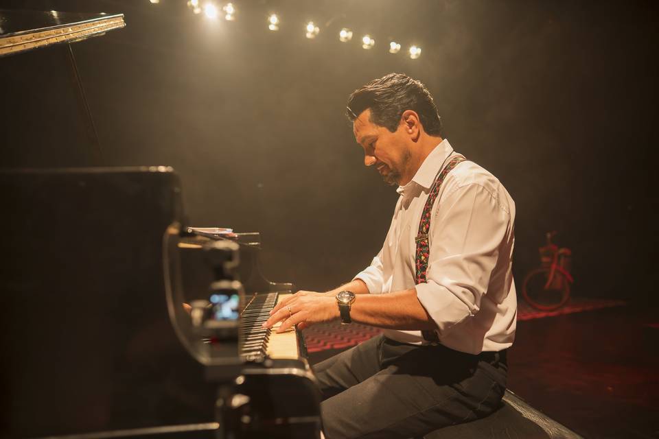 Show Um piano e muitas histori