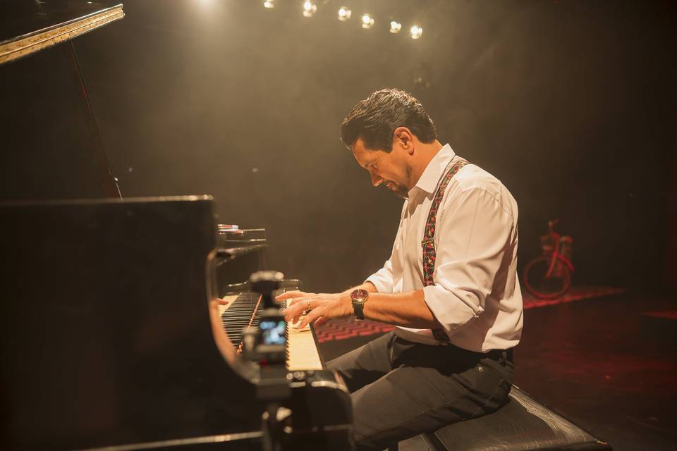 Show Um piano e muitas histori
