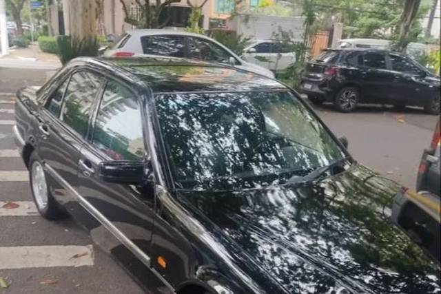 Carro preto de perfil