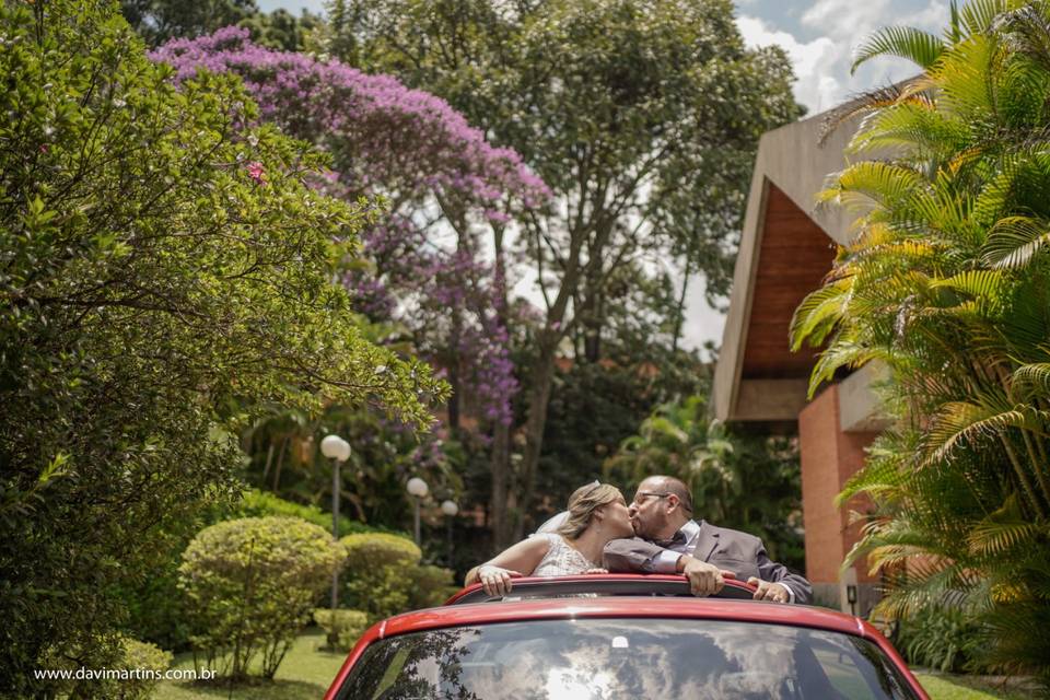 Casal na fachada da igreja