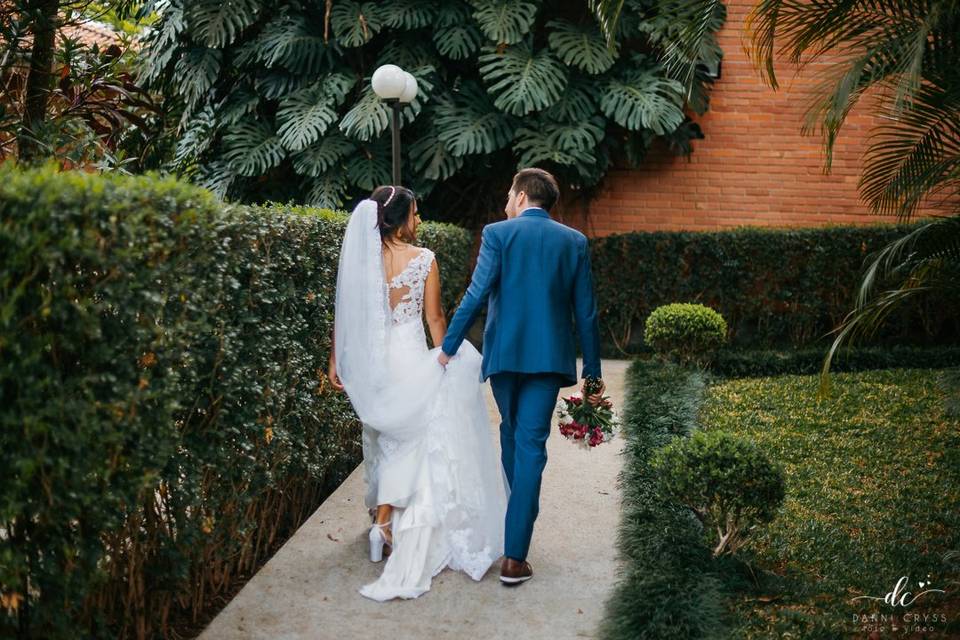 Casal no jardim