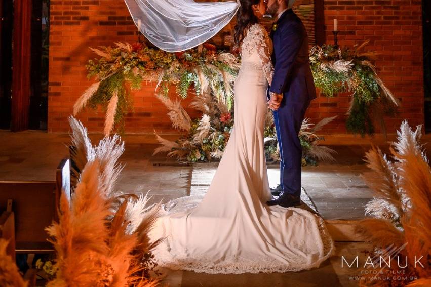 Casal no altar da Igreja