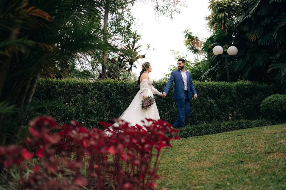 Casal no jardim