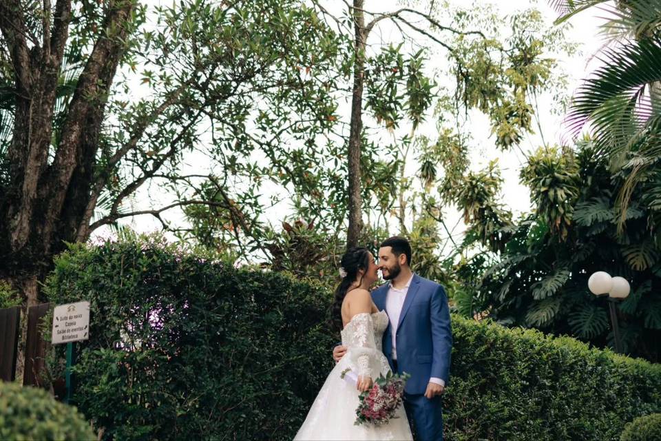 Casal no jardim
