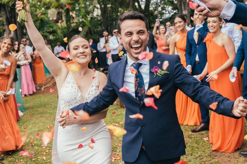 Casal cerimônia no jardim