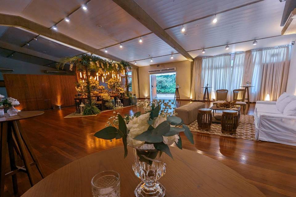 Mesa decorada e lounge salão