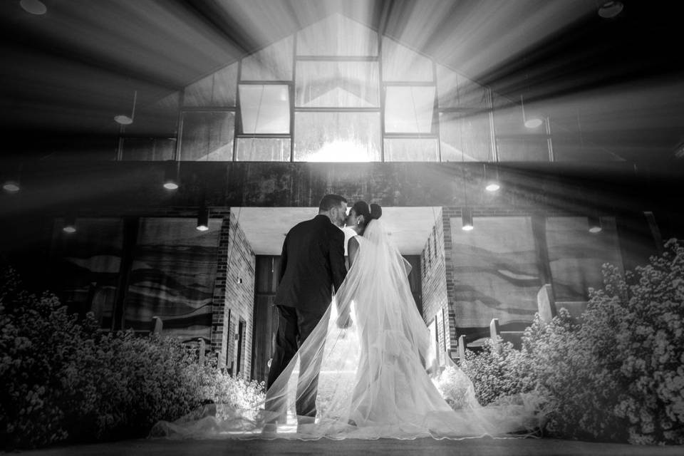 Casal na saída da igreja