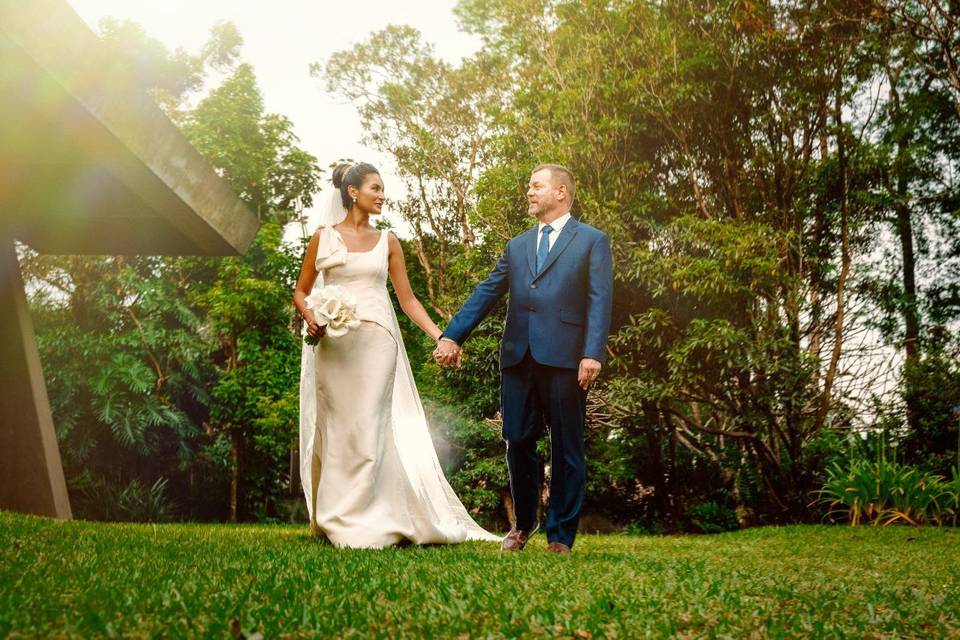 Casal no jardim da igreja