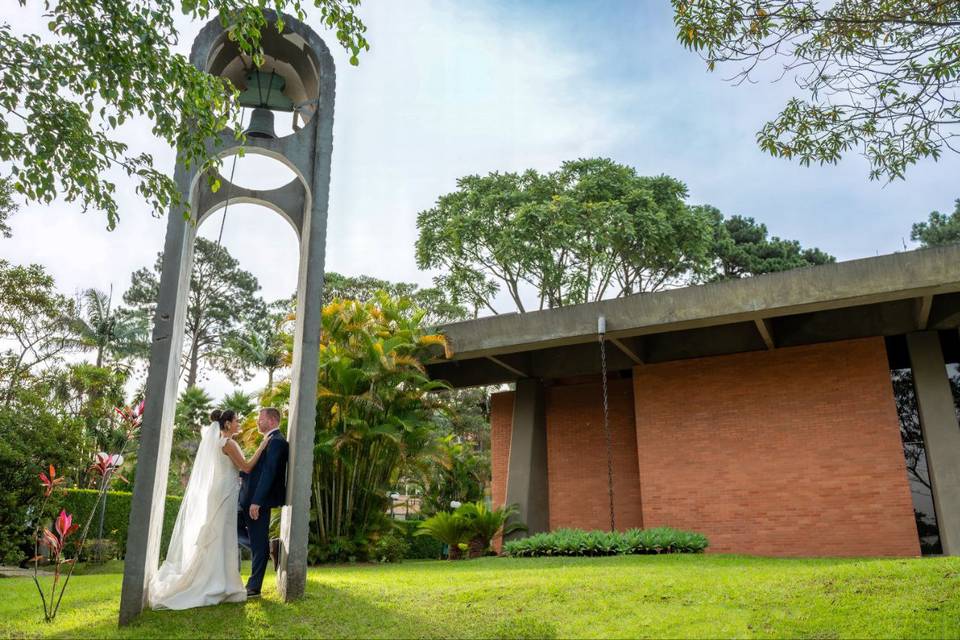 Casal no Sino da Igreja