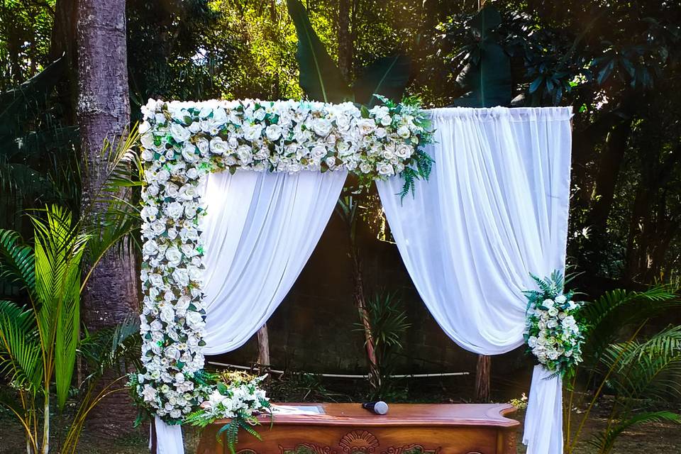 Gazebo de flores brancas