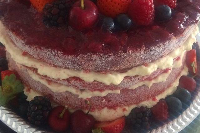 Naked cake de frutas vermelhas