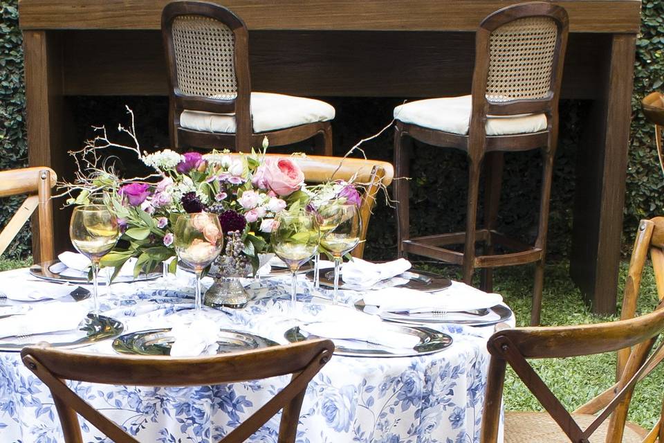 Detalhes da mesa floral azul
