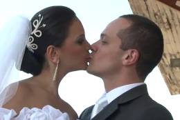 Noiva e o noivo beijando