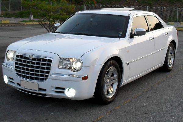 Chrysler 300C branco