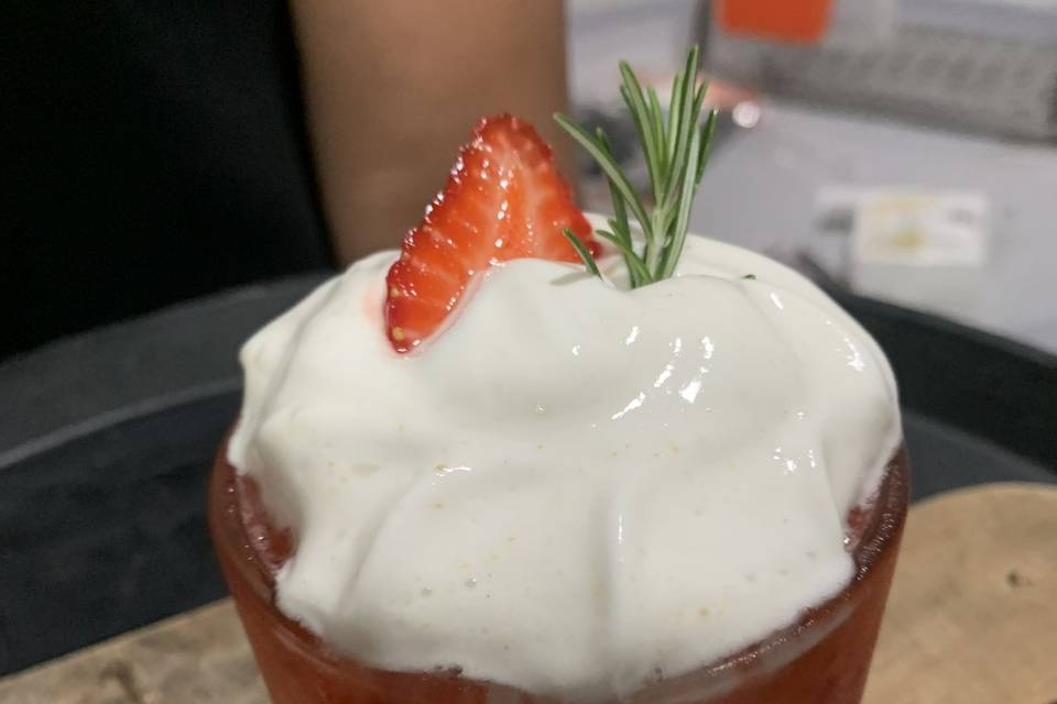 Morango com gengibre e espuma