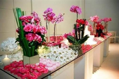Mesa de doces com orquídeas
