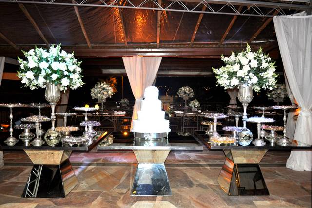 Mesa de bolo e doces casamento