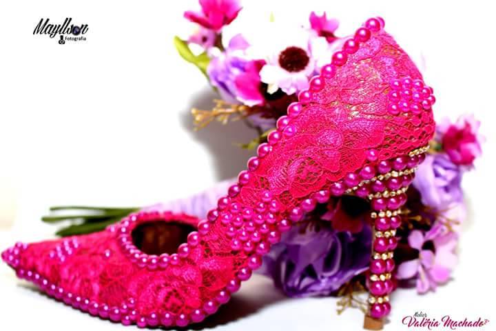 Sapato rosa rendado com perola