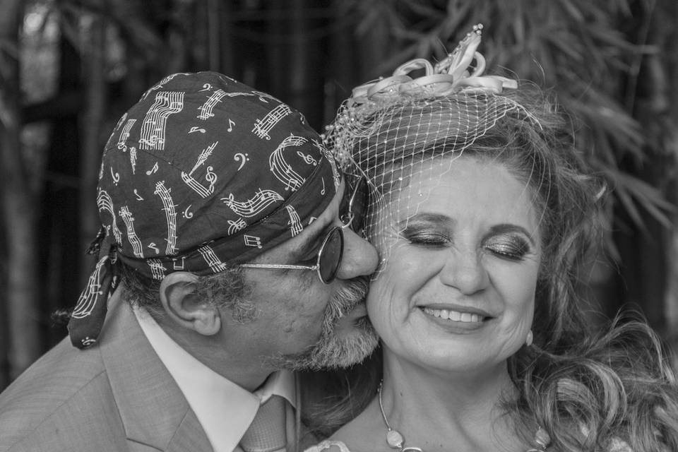 Casal se beijando