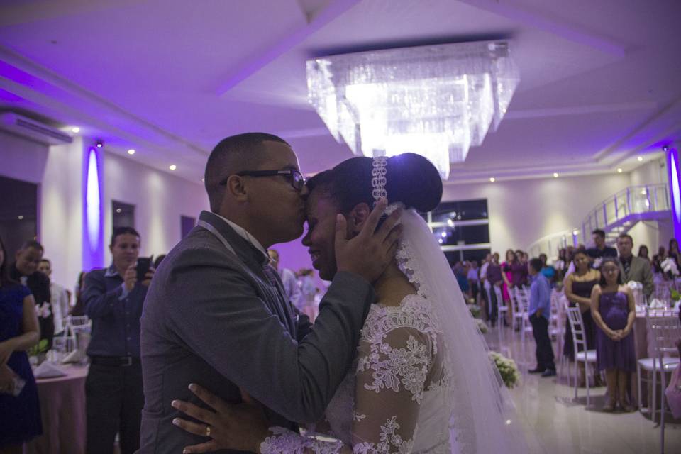 Casamento beijando