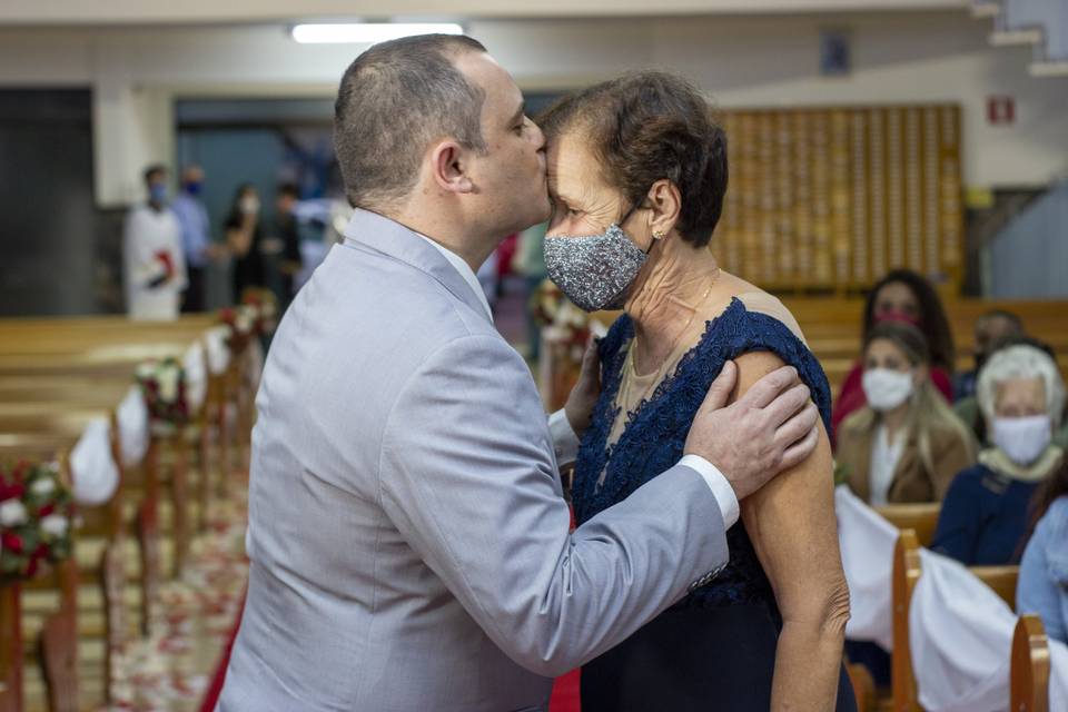 Noivo beijando sua mãe