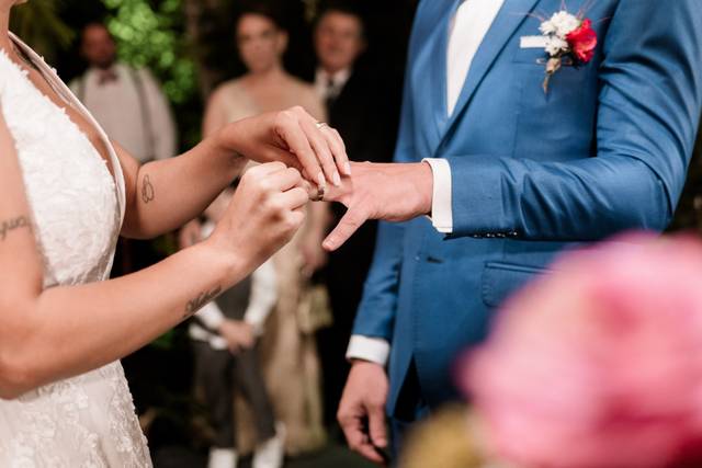 Selando o amor e parceria.