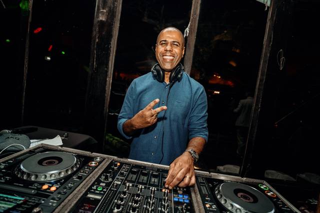 DJ na cabine