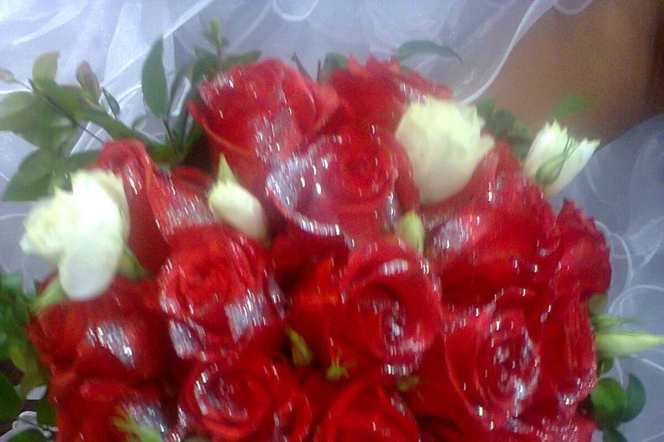 Rosas vermelhas e lizianthus