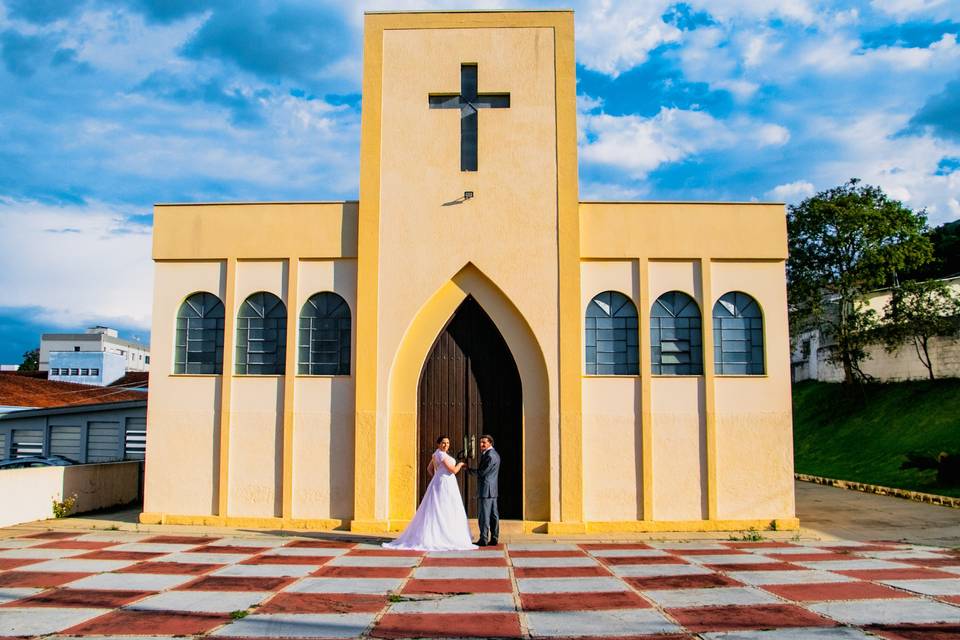 Casal em frente à igreja