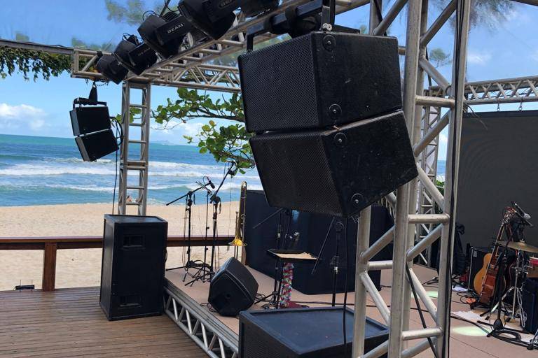 Palco, som e iluminacao