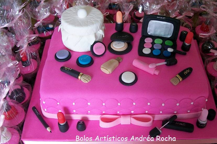 Bolo makeup  Bolos de aniversário de maquiagem, Decoracao de bolo simples,  Bolos de aniversário