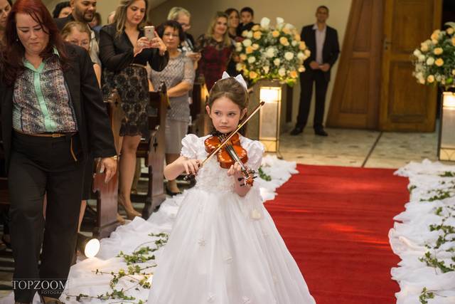 Filha tocando para os pais