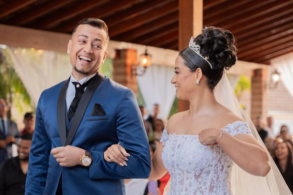 Casal feliz na cerimônia