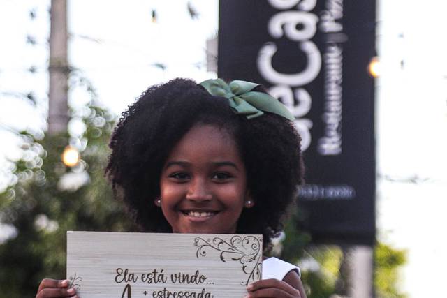 Dama com a placa