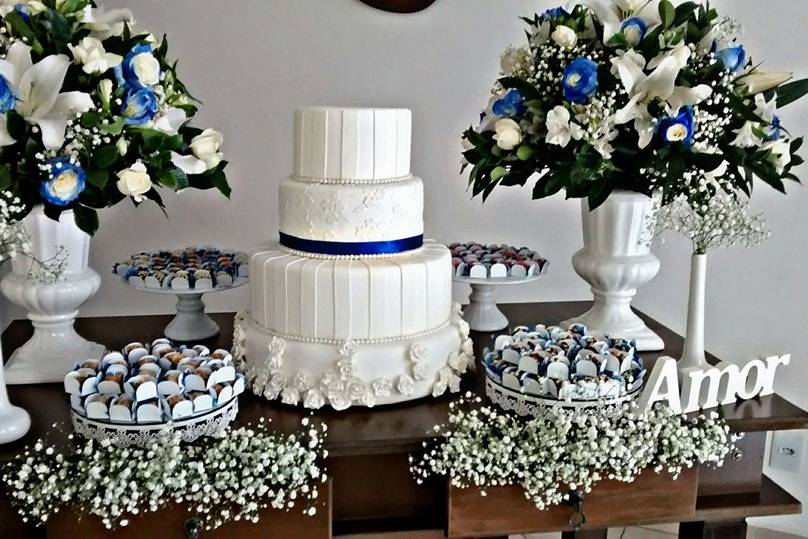 Mesa do bolo azul e branco