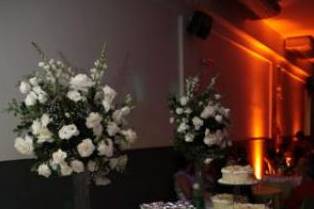 Arranjos com flores brancas