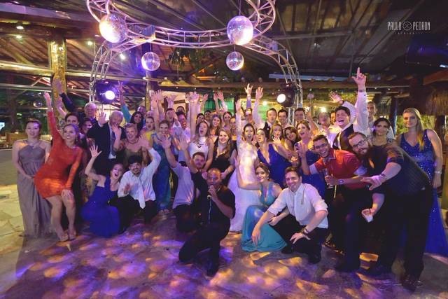 Noivos e convidados e o dj