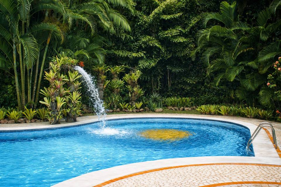 Piscina com cascata
