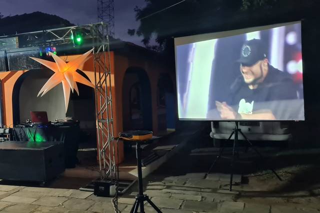 DJ e luzes sincronizada