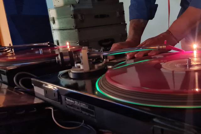 DJ mixando com vinis.