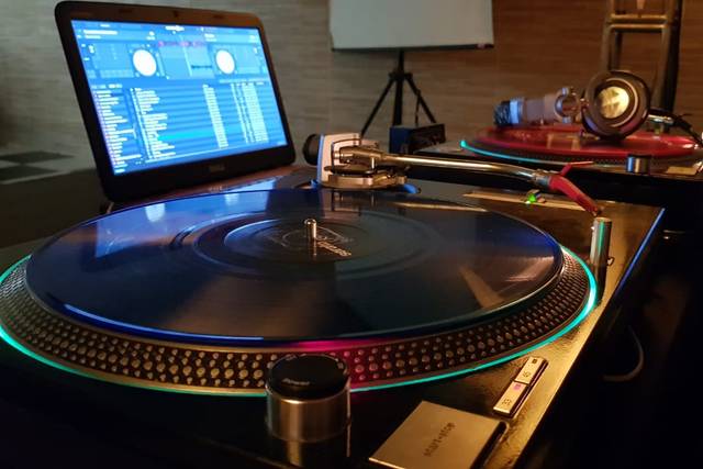 Vinil girando na festa.